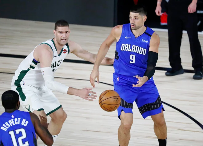 Črnogorski košarkarski as pri Orlandu Nikola Vučević (desno) je bil prvi režiser presenečenja proti prvaku vzhodne konference v NBA Milwaukeeju. FOTO: Kim Klement/USA Today Sports