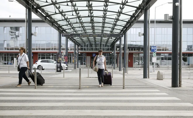 Epidemija koronavirusa je ohromila letalski potniški promet. FOTO: Blaž Samec/Delo