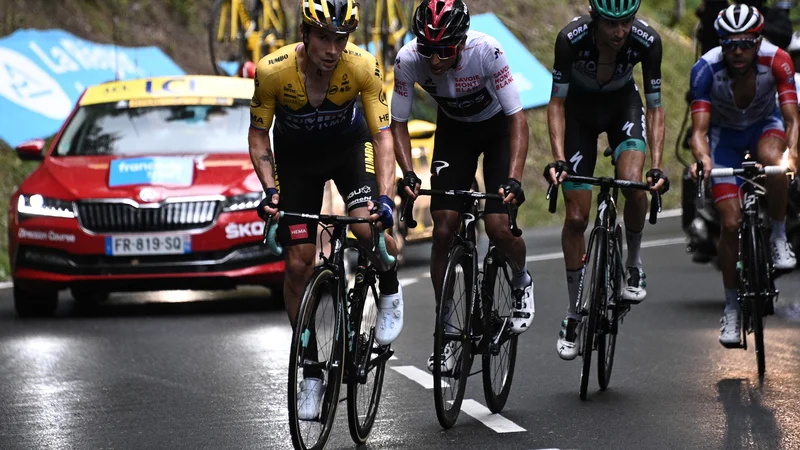 Fotografija: Primož Roglič (spredaj) se bo tudi na Touru poskušal otresti Egana Bernala. FOTO: Anne-Christine Poujoulat/AFP