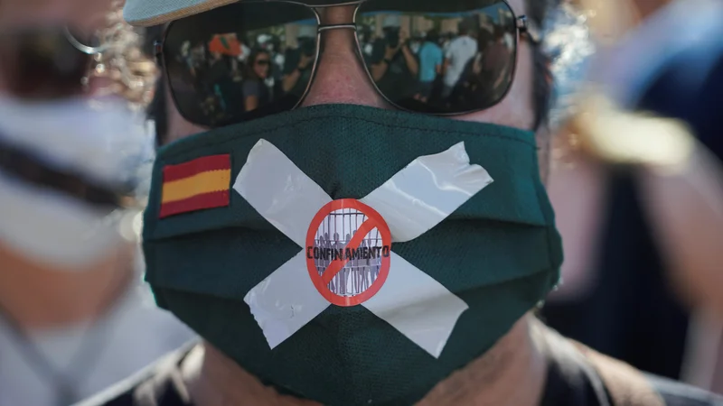 Fotografija: Številni so sumničavi in naveličani pandemije. Foto Juan Medina/Reuters