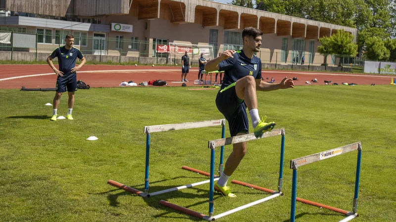 Fotografija: Olimpijini nogometaši upajo, da jim bo Nacionalni inštitut za zdravje prižgal zeleno luč za skupne treninge. FOTO: Voranc Vogel/Delo