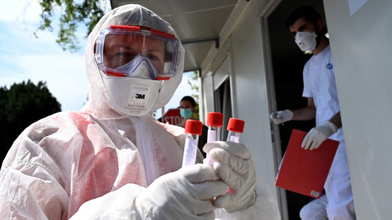 Fotografija: Na Hrvaškem pospešeno testirajo. število okužb narašča. FOTO: Denis Lovrovic/AFP