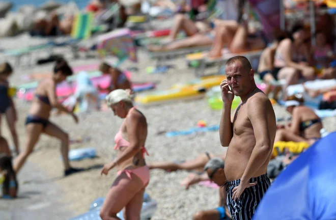 Gneče na Hrvaških plažah. FOTO: Denis Lovrovic/AFP