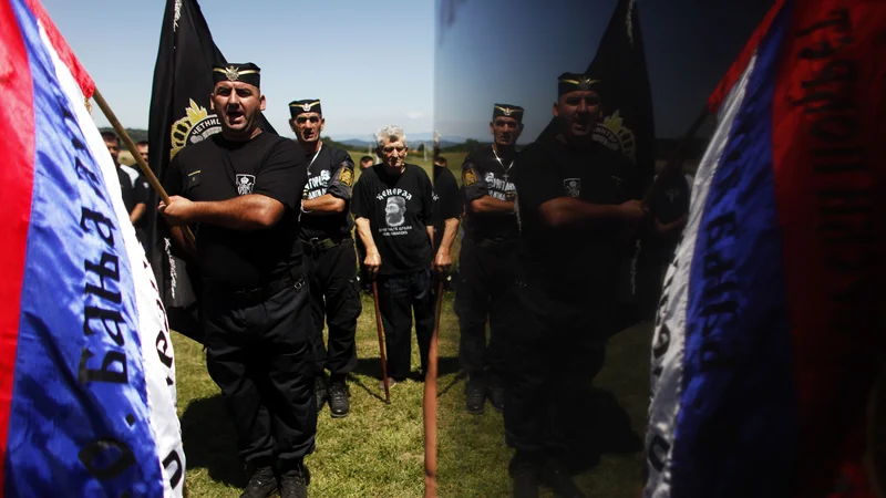 Fotografija: Podobno kot marsikje na območju zahodnega Balkana in širše po Evropi so tudi v eni od najrevneših evropskih držav BiH zelo dejavne revizionistične družbene sile, ki poskušajo na novo napisati zgodovino. FOTO: Damir Sagolj/Reuters