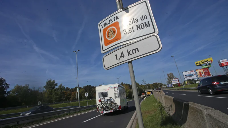 Fotografija: Namesto nalepk bo podatek o plačilu cestnine »napisan« na registrski tablici. FOTO: Tadej Regent/Delo