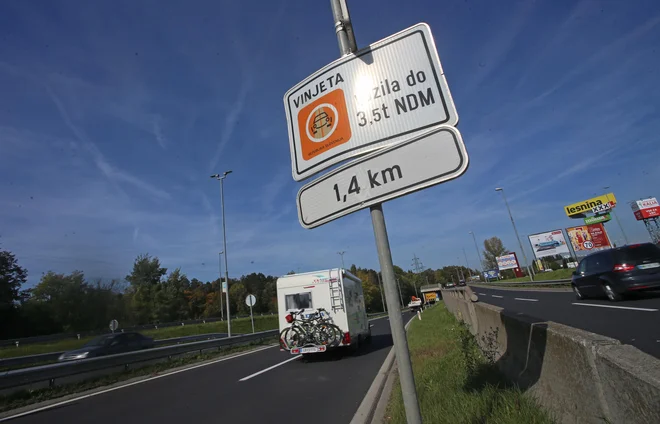 Namesto nalepk bo podatek o plačilu cestnine &raquo;napisan&laquo; na registrski tablici. FOTO: Tadej Regent/Delo