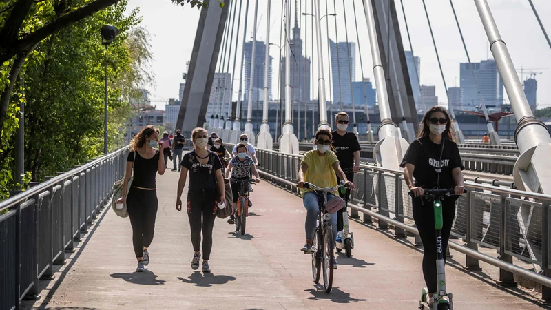 Fotografija: Poljaki, na sliki prizor iz Varšave, bodo po napovedih ekonomskih inštitutov letos najbolje prevedrili koronakrizo. Foto: Wojtek Radwanski/AFP