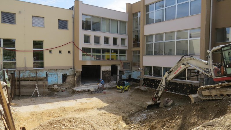 Fotografija: Osnovna šola Rodica je postala veliko gradbišče. FOTO: Bojan Rajšek/Delo