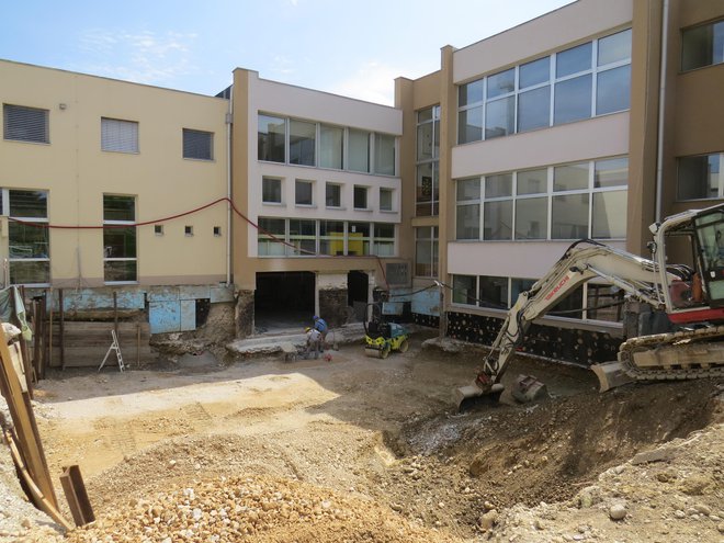 Osnovna šola Rodica je postala veliko gradbišče. FOTO: Bojan Rajšek/Delo