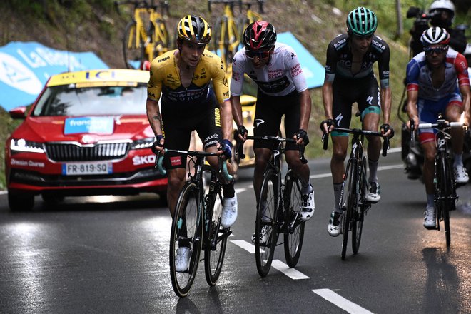 Primož Roglič in Egan Bernal se bosta, kot kaže, na Touru udarila kot nesporna kapetana svojih ekip. FOTO: Anne-Christine Poujoulat/AFP