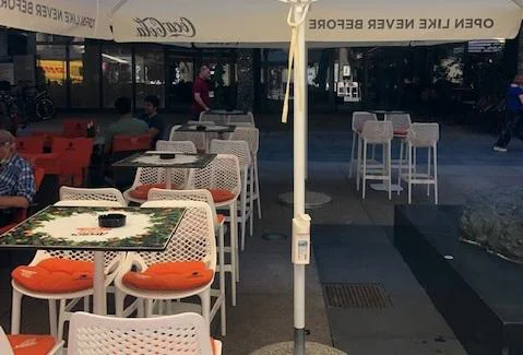 Coca-Cola bo gostince opremila s senčniki z integriranimi razkužili za roke. FOTO: Coca-cola
