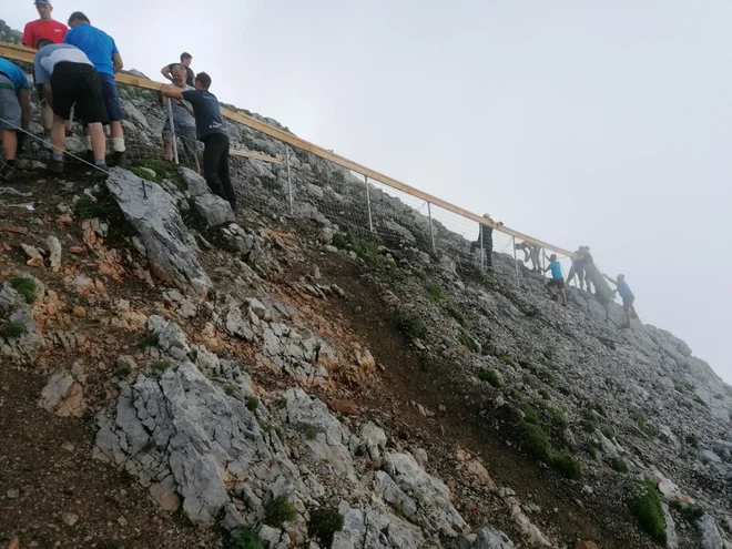 Odzivi planincev na ograjo so različni<em>. </em>»Vrh je bil veliko gnojišče, a ta ograja tudi ni dosti boljša ... Sledi nameščanje mreže na vrhu Viševnika za zaščito pred kavkami,« sta samo dva od njih. FOTO: Jože Cuderman