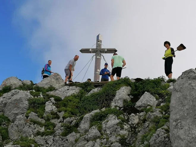 Tudi križe imajo nekateri pohodniki za nepotreben poseg v občutljivo gorsko okolje. FOTO: Jože Cuderman