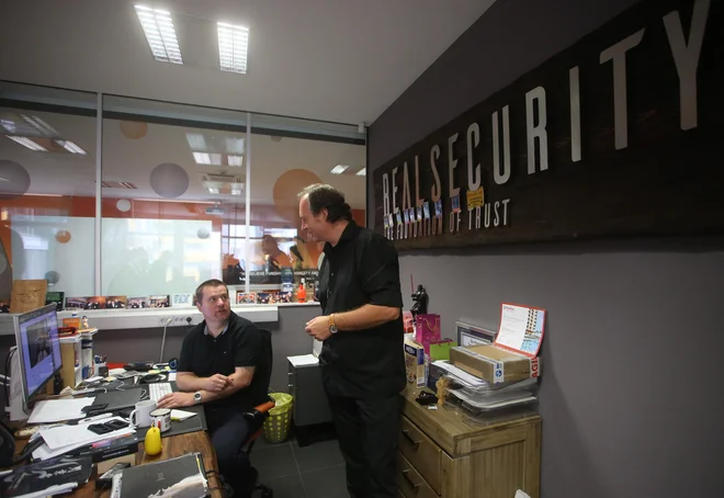 Podjetje Real Security je subvencijo prejel za krepitev trženja blagovnih znamk podjetja na hongkonškem trgu, pravita solastnika podjetja Alen Šalamun in Renato Uhl. FOTO: Tadej Regent/Delo
