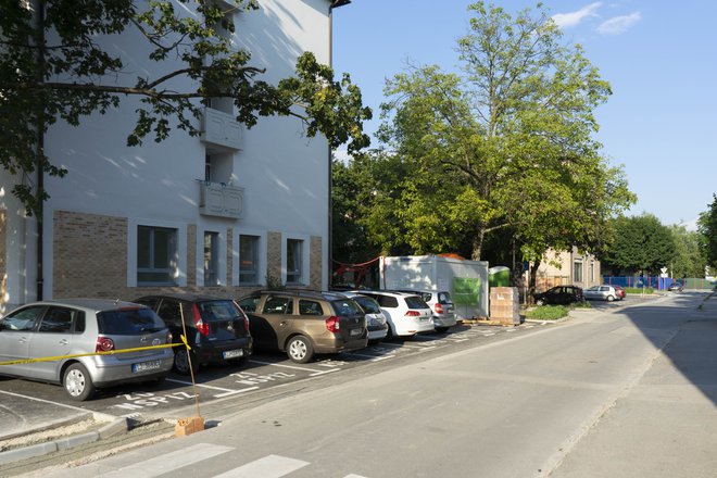 Nedeljski hrup ob gradnji parkirišča v Gorazdovi ulici je zmotil sosede. FOTO: Vid Svetina/Delo