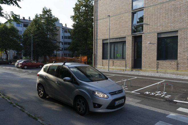 V stanovanjskih soseskah je parkirnih prostorov premalo, novi pa pogosto niso javni. FOTO: Vid Svetina/Delo