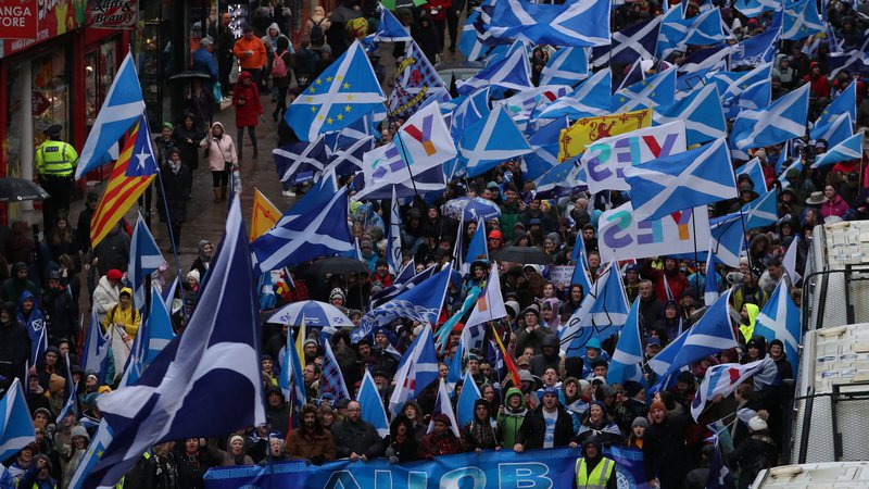 Fotografija: Shod zagovornikov škotske neodvisnosti na ulicah Glasgowa januarja letos. Foto: Reuters/Russell Cheyne