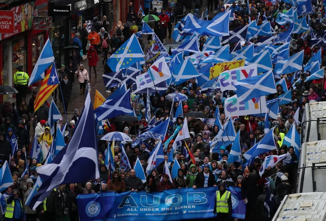 Shod zagovornikov škotske neodvisnosti na ulicah Glasgowa januarja letos. Foto: Reuters/Russell Cheyne