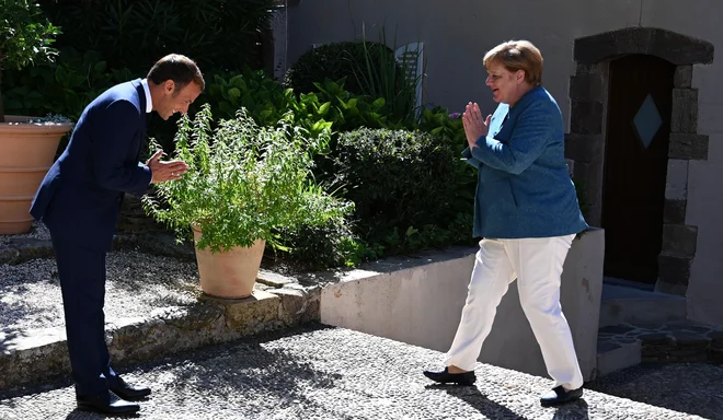 Francoski predsednik Emmanuel Macron je danes v poletni rezidenci na jugu Francije gostil kanclerko Angelo Merkel. Foto Christophe Simon/AFP