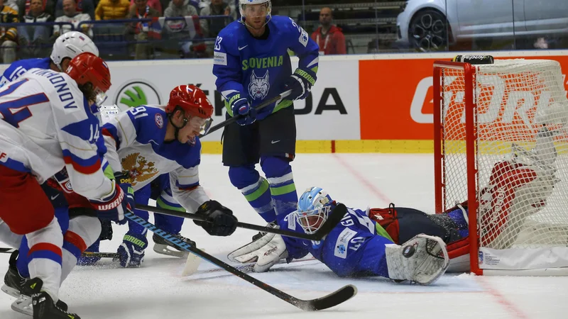 Fotografija: Luka Gračnar je med drugim branil za Slovenijo proti odlični ruski reprezentanci na SP 2015 na Češkem. FOTO: Laszlo Balogh/Reuters