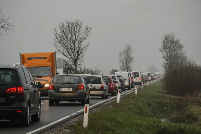 Jutranja gneča na Ižanski cesti. Številni proti Igu zavijejo v Pijavi Gorici ali na Škofljici, da bi se tako izognili prometnim zagatam na Dolenjski cesti.&nbsp;FOTO: Uroš Hočevar/Delo