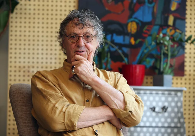 Marc Delouze nagovarja posameznika. Bere mu iz oči v oči. Zato so njegovi večeri poezije nekaj posebnega. FOTO: Andraž Purg/GrupA