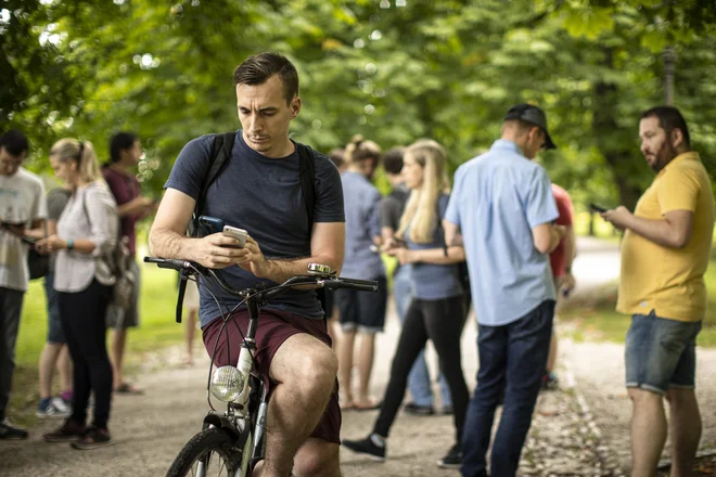 Pred epidemijo se je ob sredah med šesto in sedmo popoldne zbralo v Ljubljani tudi več kot šestdeset trenerjev pokemonov. FOTO: Voranc Vogel