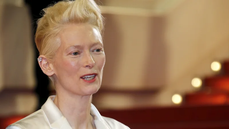 Fotografija: Tilda Swinton: Vsestransko in ekscentrično, tako kot vloge, ki jih je odigrala, naj so to bile velike holivudske produkcije ali avtorski film, je ni mogoče popredalčkati. FOTO: Regis Duvignau/Reuters