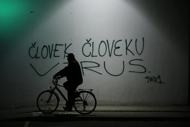 Namesto življenja v »novi normalnosti« z virusom si moramo prizadevati za življenje v »normalni normalnosti« brez virusa.