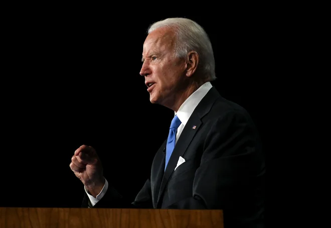 V svojem govoru je Joe Biden omenil tudi pandemijo koronavirusa in kritiziral Trumpov odgovor nanjo, zaradi katerega je v ZDA največ okuženih in mrtvih na svetu. FOTO: Olivier Douliery/Afp