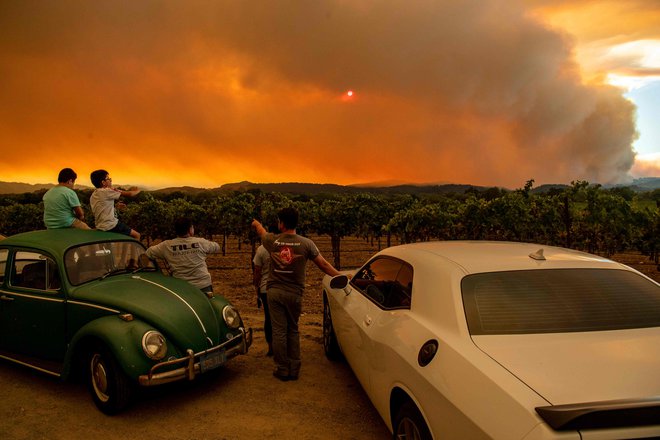 Požari sicer ogrožajo 50.000 ljudi, večini so že izdali ukaz za evakuacijo. FOTO: Josh Edelson/Afp