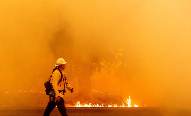 Požare je zanetilo 11.000 strel, doslej pa sta umrli dve osebi, 33 jih je poškodovanih. FOTO: Josh Edelson/Afp