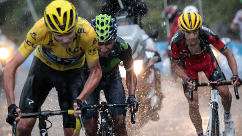 Fotografija: Ravno zaradi podobnih profilov moči med Froomom in kolesarji iz časov dopinga so ekipo Sky (zdaj Ineos) in druge favorite pozvali, da javno objavijo izmerjene podatke o moči z zadnjega klanca. FOTO: AFP