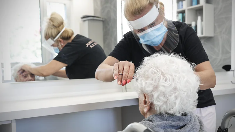 Fotografija: Zakon starostnikom omogoča, da čim dlje ostanejo v domači oskrbi Foto: Uroš Hočevar/Delo