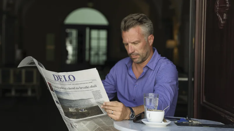 Fotografija: Medtem ko NIJZ priporoča odstranitev časopisov in revij, smejo, kot smo se prepričali v več primerih, gostje v gostinskih lokalih nemoteno listati menije. Foto Jože Suhadolnik