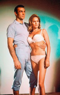 Sanjski par iz prvega Bonda Dr. No – Sean Connery kot James Bond in Ursula Andress kot Honey Ryder. FOTO: Dokumentacija Dela