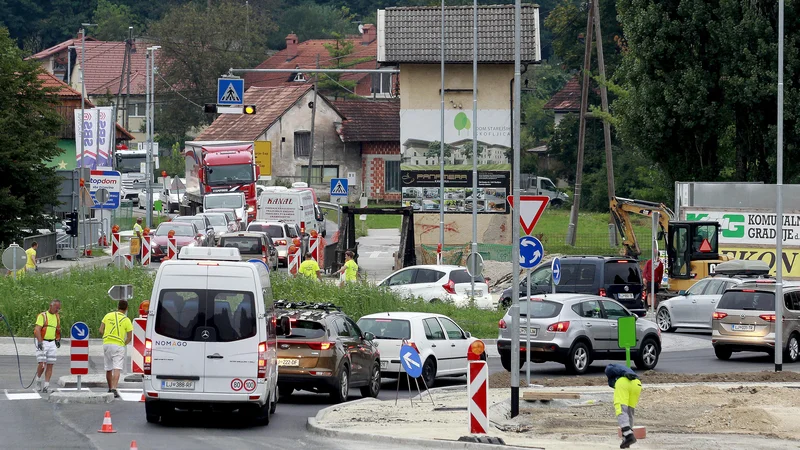 Fotografija: Krožišče na Škofljici. FOTO: Roman Šipić/Delo