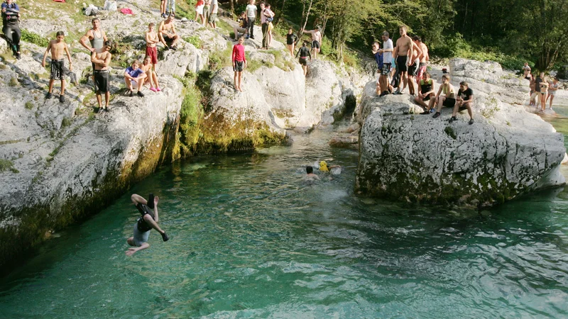 Fotografija: Soča je z aplavalce lahko smrtno nevarna. FOTO: Igor Modic/Delo