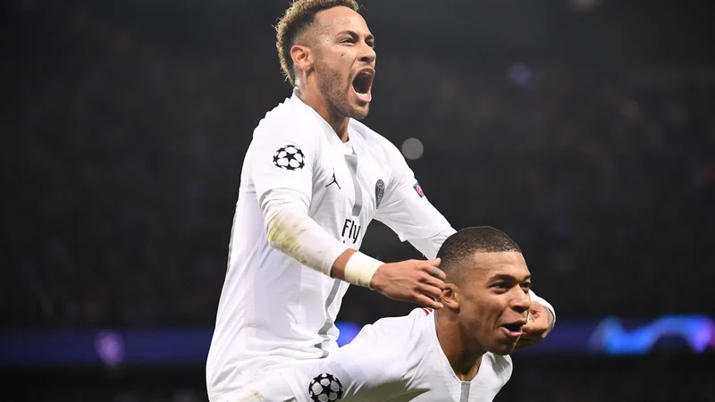 Fotografija: Neymar (levo) in Kylian Mbappé sta bržkone naslednika Lionela Messija in Cristiana Ronalda, ki sta skoraj 15 let vladala svetovnemu nogometu. FOTO: Franck Fife/AFP