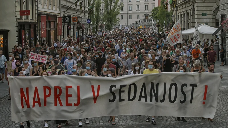 Fotografija: Protesti so kljub počitnicam potekali vse poletje. Slika je z enega prejšnjih petkov. FOTO: BLaž Samec/Delo