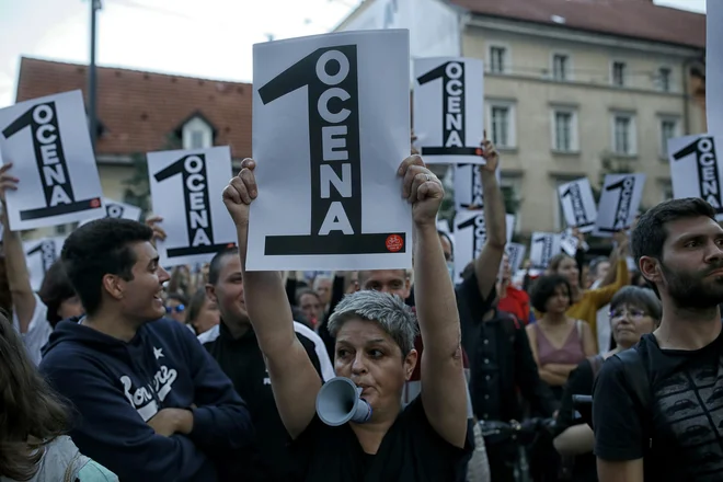 Takole so na enem prejšnjih protestov ocenili delo vlade. FOTO: Blaž Samec