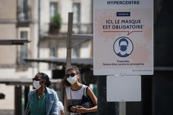 Ponekod v Franciji so maske obvezne tudi na javnih površinah. FOTO: Loic Venance/Afp