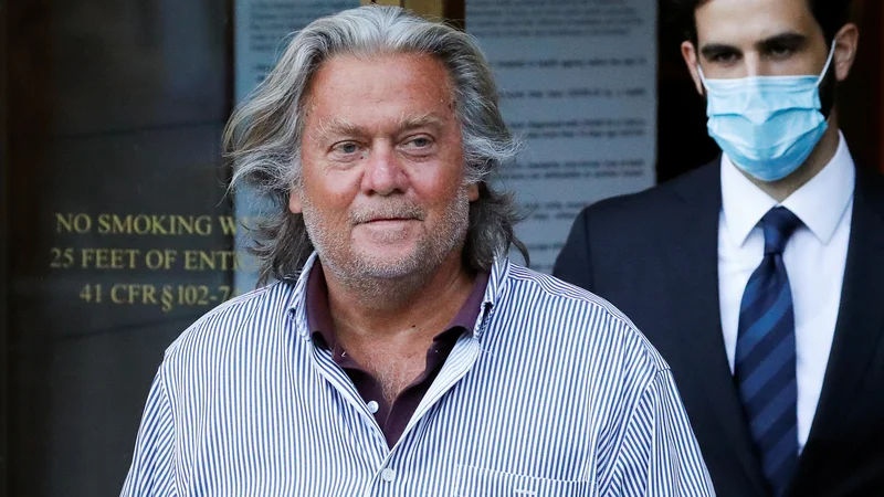 Fotografija: Nekdanji Trumpov glavni politični strateg Steve Bannon po izpustitvi iz pripora. Foto: REUTERS/Andrew Kelly