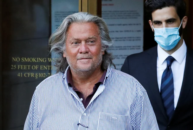 Nekdanji Trumpov glavni politični strateg Steve Bannon po izpustitvi iz pripora. Foto: REUTERS/Andrew Kelly