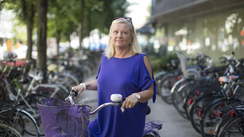 Fotografija: Natalija Gorščak, direktorica TV Slovenija, pravi, da ne glede na težke razmere še vedno na javni radioteleviziji nastajajo številne dobre stvari, na primer nadaljevanke ali pa dokumentarci, ki jo ganejo tudi do solz. FOTO: Jure Eržen/Delo