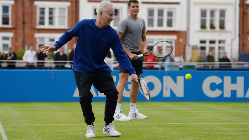 Fotografija: Britain Tennis - Aegon Championships - Queens Club, London - 13/6/16
John McEnroe and Canada's Milos Raonic during a practice session
Action Images via Reuters / Tony O'Brien
Livepic
EDITORIAL USE ONLY. - RTX2G02Z Foto Š Tony O'brien / Reuters Reuters