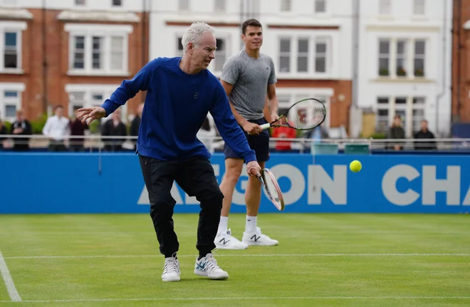 Britain Tennis - Aegon Championships - Queens Club, London - 13/6/16<br />
John McEnroe and Canada&#39;s Milos Raonic during a practice session<br />
Action Images via Reuters / Tony O&#39;Brien<br />
Livepic<br />
EDITORIAL USE ONLY. - RTX2G02Z Foto Š Tony O&#39;brien / Reuters Reuters