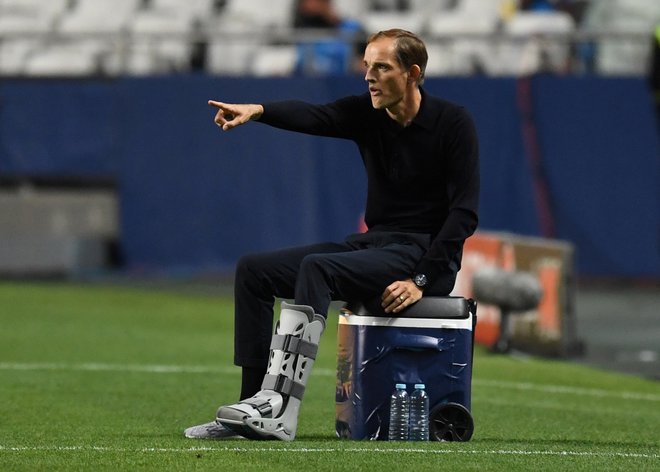 Trener PSG Thomas Tuchel je zaradi poškodbe na berglah in mora posledično na tekmah le sedeti, a je pariški klub postavil na noge. FOTO: David Ramos/Reuters