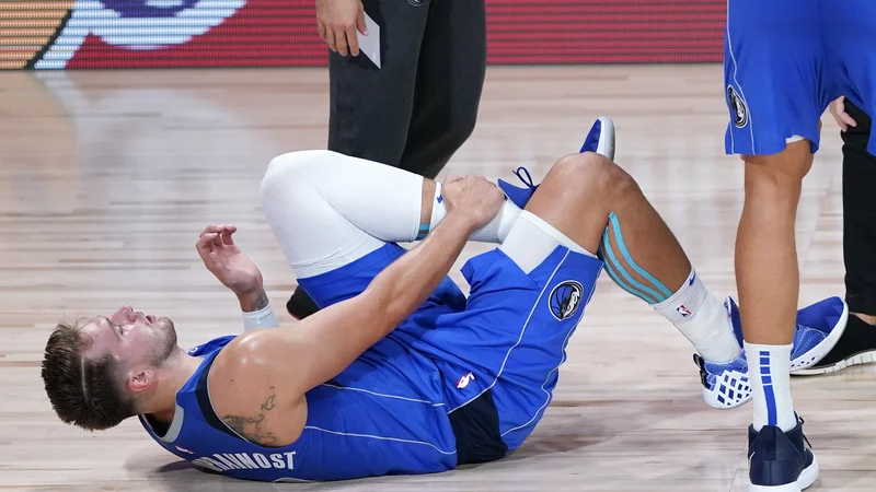 Fotografija: Tretji dvoboj končnice NBA v »mehurčku« v Orlandu med Dallasom in LA Clippers bo Luka Dončić poskušal čimprej pozabiti. Razen že 18. trojnega dvojčka, je bilo vse drugo slabo: poškodoval si je gleženj, Dallas pa je izgubil. FOTO: Ashley Landis/USA TODAY Sports