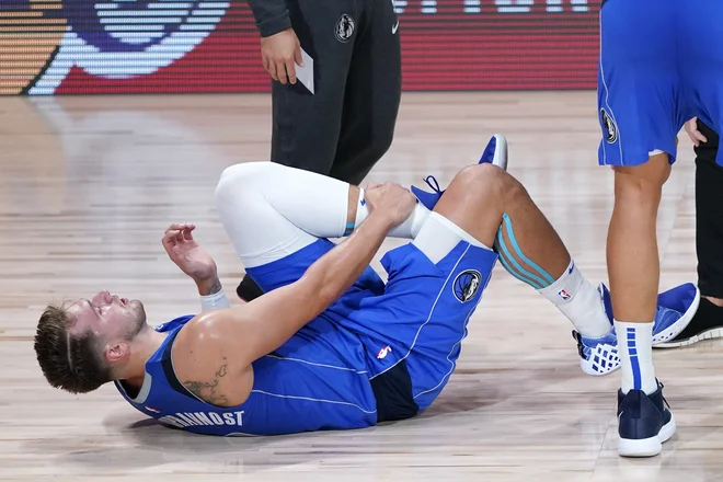 Tretji dvoboj končnice NBA v &raquo;mehurčku&laquo; v Orlandu med Dallasom in LA Clippers bo Luka Dončić poskušal čimprej pozabiti. Razen že 18. trojnega dvojčka, je bilo vse drugo slabo: poškodoval si je gleženj, Dallas pa je izgubil. FOTO: Ashley Landis/USA TODAY Sports
